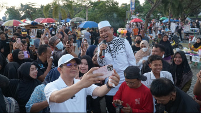 Warga Heboh, Andi Rudi Blusukan Bareng Ustaz Das'ad Latif di Bandara Bersujud