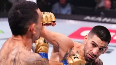 Keganasan Ilia Topuria Kala Menumbangkan Max Holloway Dengan Pukulan Keras di UFC 308