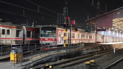 Super Padat, Satu Gerbong KRL Dipadati 300 Penumpang di Jam Sibuk