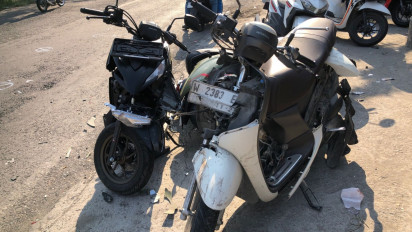 Mobil Box Hantam Lima Motor di Gresik, Satu Tewas Tiga Luka-Luka