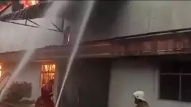Petugas sedang melakukan pemadaman kebakaran di pergudangan milik PT Indoraya di Jalan Imam Bonjol, Kecamatan Karawaci, Senin.