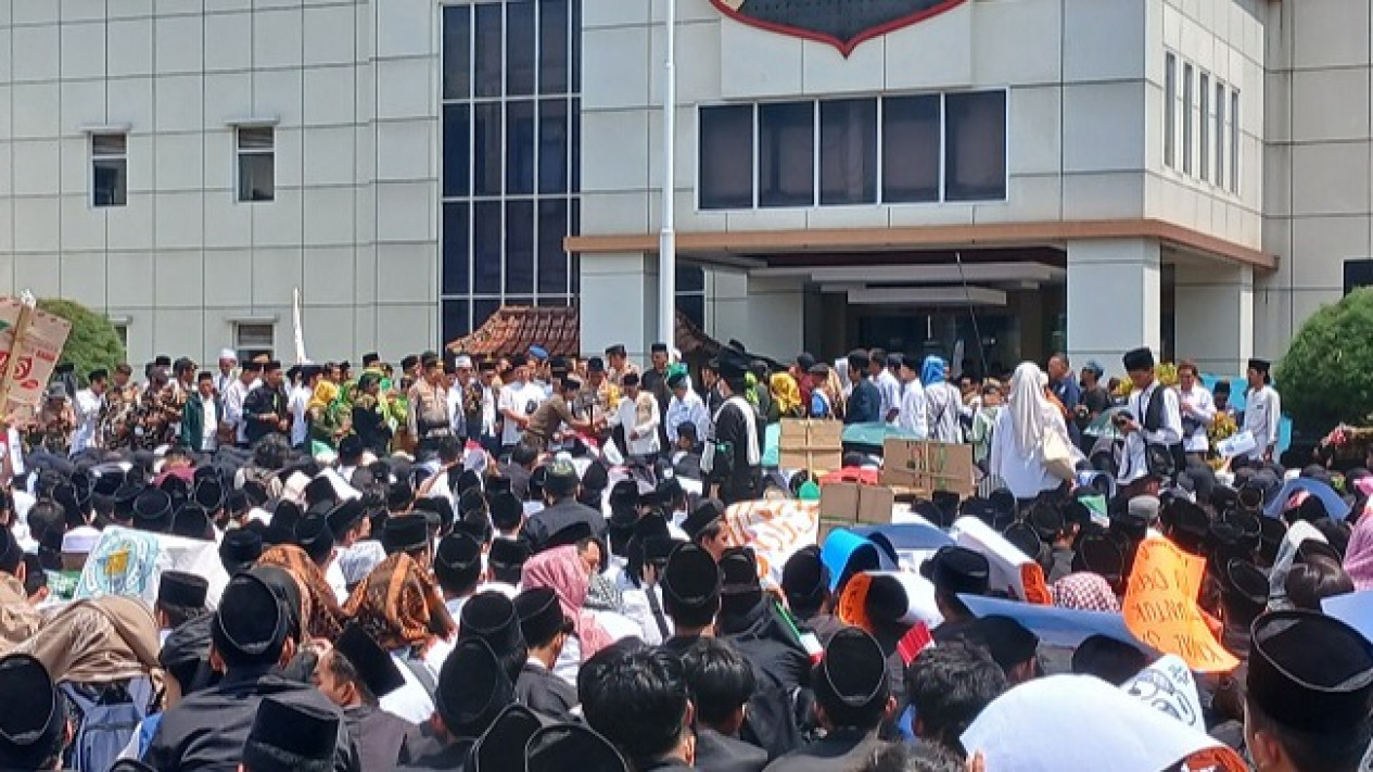 Ribuan Santri Geruduk Polda DIY Desak Pelaku Penusukan Santri Ponpes Krapyak Dihukum Seadil-adilnya
            - galeri foto