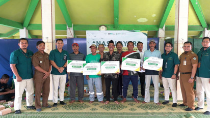 Petrokimia Gresik Bantu Perbaikan Geladak Milik Lima Bale Nelayan di Kelurahan Lumpur