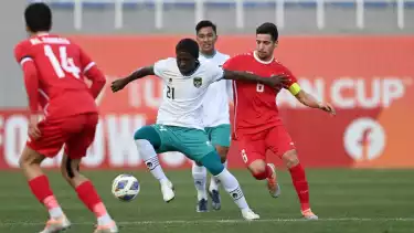 Mantan pemain Timnas Indonesia U20, Hugo Samir saat mempertahankan bola