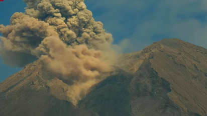 Kembali Erupsi Gunung Semeru Semburkan Kolom Abu hingga 900 Meter