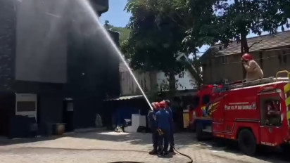 Diduga Konsleting, Area Rooftop Cafe di Ungaran Kabupaten Semarang Ludes Terbakar