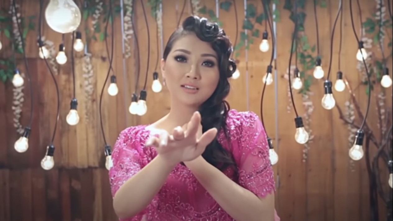 Lirik Lagu Kesakitanku - Sarwendah, Menceritakan Seorang Wanita yang Ditinggalkan Kekasihnya karena...
            - galeri foto