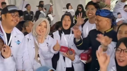 Aksi Emak-emak Pendukung ASIH Joget Lagu Coblos Botakna Viral di TikTok
