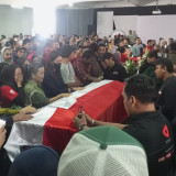 tvOne Berduka, Tangis Haru Pecah di Kantor tvOne saat Upacara Penghormatan Terakhir untuk Marwan dan Alwan Syahmidi: Semoga Syahid