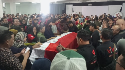 tvOne Berduka, Tangis Haru Pecah di Kantor tvOne saat Upacara Penghormatan Terakhir untuk Marwan dan Alwan Syahmidi: Semoga Syahid