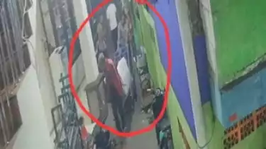 Pelaku bersama rekannya mengangkat jasad wanita tanpa kepala gunakan sebuah gerobak