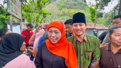 Berseragam Muslimat NU, Mas Ipin Dampingi Khofifah Sapa Masyarakat di Pasar Subuh Trenggalek