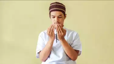 Ilustrasi membaca amalan doa bangun tidur di tengah malam hari