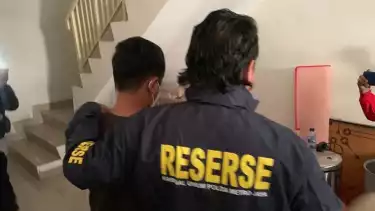 Dirkrimum Polda Metro Jaya mengeledah Ruko 3 lantai di kawasan Grand Galaxy Park, Bekasi Selatan, Kota Bekasi, terkait judi online.