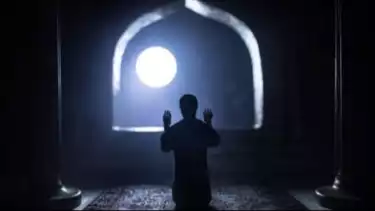 Ilustrasi mengisi amalan doa di waktu shalat Tahajud