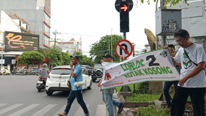 Kampanye Coblos Kotak Kosong Semakin Masif di Pilkada Surabaya, Sosialisasi di Lampu Merah Kertajaya