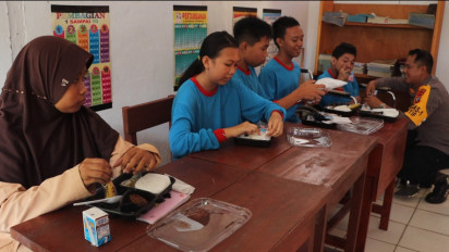 Dukung Program Prabowo-Gibran, Polres Kotamobagu Bagikan Makanan Gratis Dan Bergizi Pada Siswa Berkebutuhan Khusus