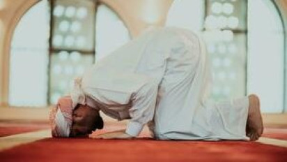 Mau Shalat tapi Cuma Baca Qulhu, Apakah Boleh? Ustaz Adi Hidayat Tegaskan Hukumnya dalam Islam Selama...