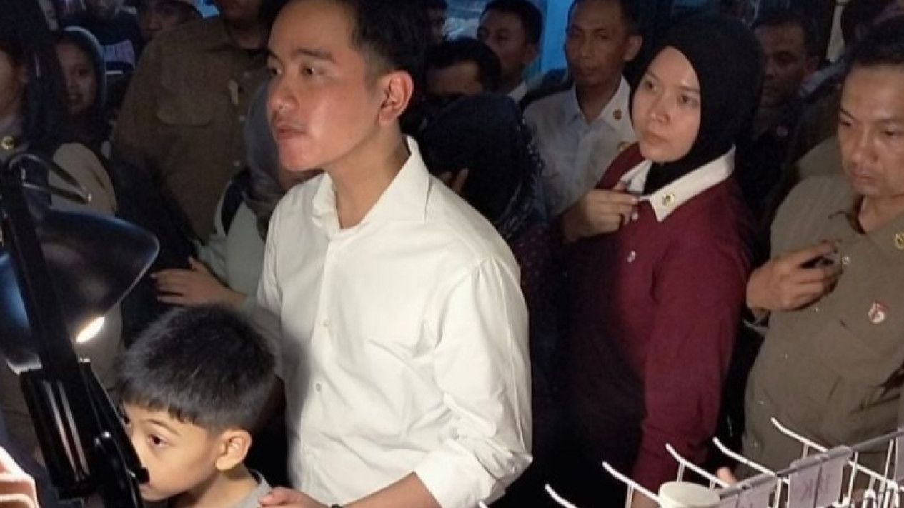Wapres Gibran Rakabuming Raka Sorot Perusakan Kafe di Jalan Gatot Subroto Solo, Semua Elemen Diminta Gotong Royong
            - galeri foto