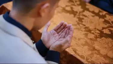 Ilustrasi mengamalkan Doa Sapu Jagat setelah ibadah haji