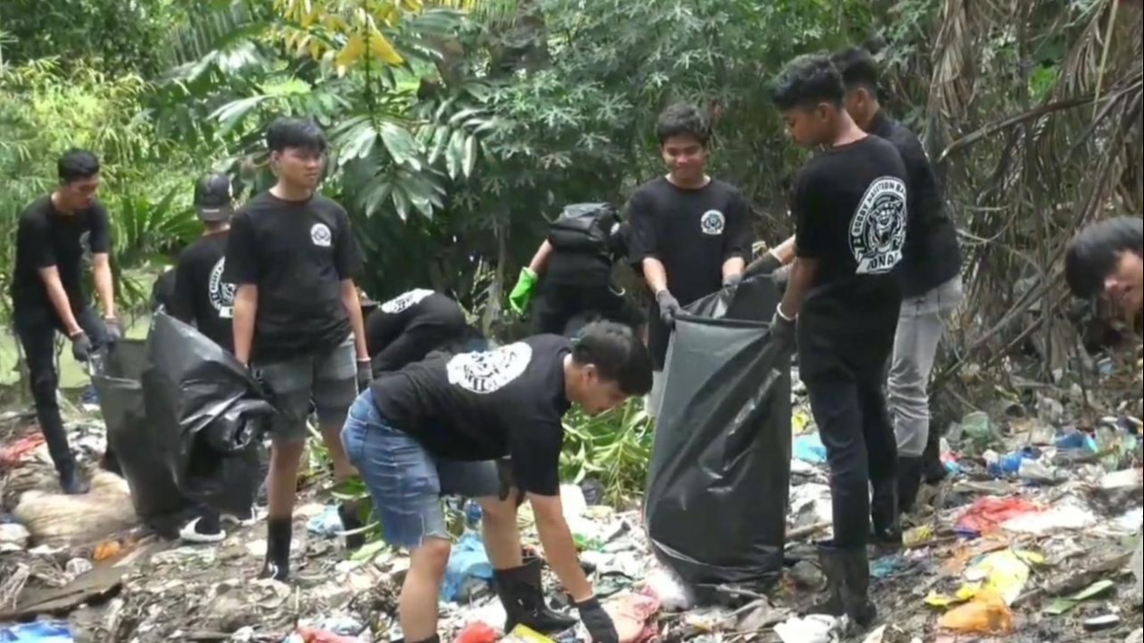 Gelar Aksi Bersih-bersih Sampah di Sungai, Relawan: Dukungan untuk Bobby Nasution
            - galeri foto