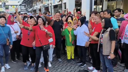 Jelang Debat Kedua, Tri Rismaharini Gelar Jalan Sehat dan Senam Bersama Warga Surabaya