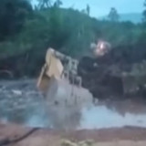 Mengerikan! Detik-detik Tanah Bergerak sampai Tenggelamkan Alat Berat di Mamuju Bikin Geger Warga