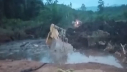 Mengerikan! Detik-detik Tanah Bergerak sampai Tenggelamkan Alat Berat di Mamuju Bikin Geger Warga