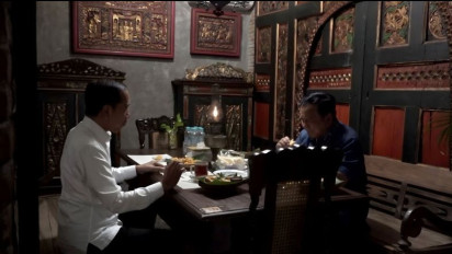 Momen Keakraban Presiden Prabowo dan Jokowi Makan Bareng di Angkringan Solo