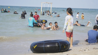 Pantai Pasir Putih Dalegan Gresik Dipadati Wisatawan, Fasilitas Baru Segera Dibangun