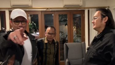 Denny Sumargo Berpakaian Preman, Datangi Rumah Farhat Abbas, Begitu Bertemu Langsung Tanya Farhat: Kau Katanya Mau Hajar I, Hah? Mau Gimana ini?