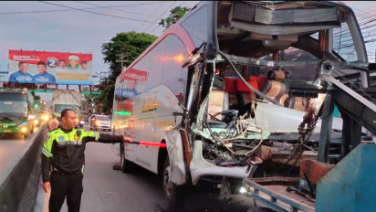 Bus Tabrak Truk yang Berhenti di Depan Pasar Babadan Ungaran Kab. Semarang, Sopir Bus Luka-luka