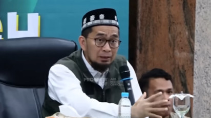 Habis Shalat Masih Suka Ajak Jemaah Lain Bersalaman, Memangnya Boleh? Ternyata Kata Ustaz Adi Hidayat Hukumnya...