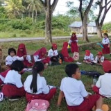 Takut Bangunan Ambruk, Proses Belajar di SDN 4 Tiworo Selatan Digelar di Halaman Sekolah