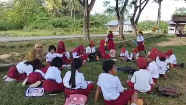 Siswa belajar di halaman sekolah