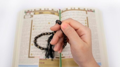 Lebih Utama Istighfar atau Shalawat? Ternyata Kata Ustaz Adi Hidayat Inilah yang Prioritas