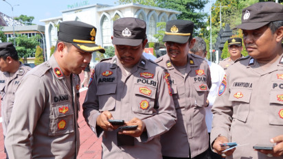 Perangi Judi Online, Handphone Polisi di Gresik Dicek Satu Persatu