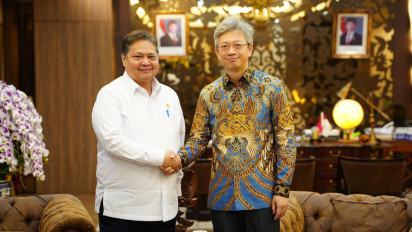 Menko Airlangga Bahas Soal Blue Economy dengan Dubes China di Kantornya