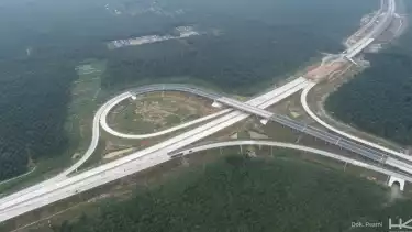 Potret Jalan Tol Trans Sumatera (JTTS) yang dikerjakan dan dikelola oleh Hutama Karya (HK).
