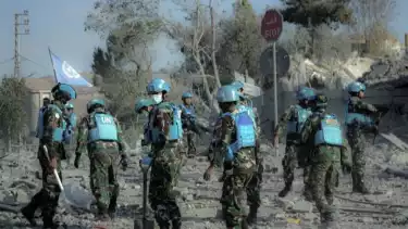 Prajurit TNI membersihkan puing bangunan akibat serangan bom militer Israel di Lebanon demi membuka jalur-jalur distribusi logistik yang tertutup reruntuhan