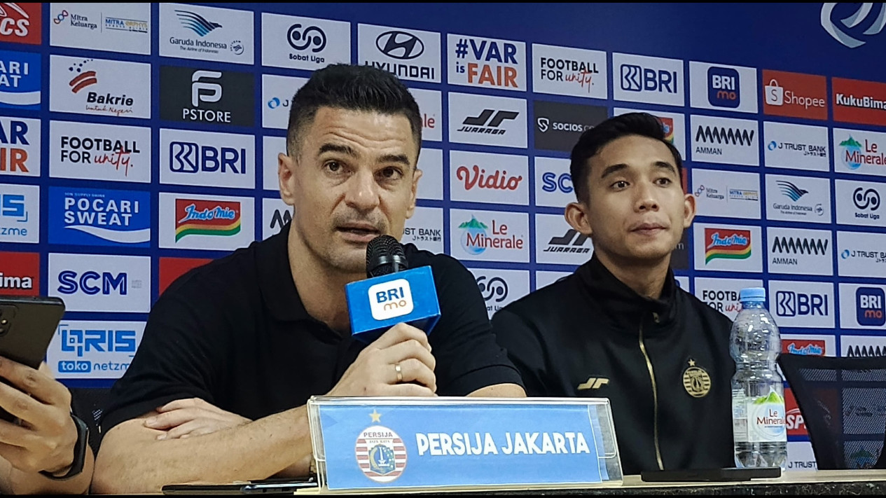 Liga 1: Reaksi Marah Carlos Pena di Ruang Ganti yang Bantu Persija Pesta 4 Gol atas Madura United
            - galeri foto