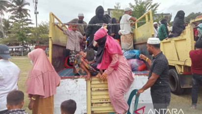 Alami Penolakan dari Warga Setempat, 152 imigran Rohingya direlokasi ke Alun-alun Tapaktuan Aceh Selatan