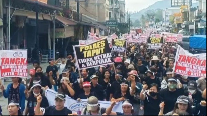 Video Asusila Mirip Cabup Taput SS Beredar, Ratusan Emak-emak Unjuk Rasa Desak Polisi Tangkap Penyebar