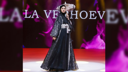 Meski Sidang Cerai dengan Baim Wong Terus Bergulir, Paula Verhoeven Tetap Tampil Anggun Berbalut Busana Muslim Syar’i di Atas Catwalk