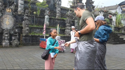 Viral, Seorang Bocah Perempuan di Pura Besakih Karangasem, Bali, Pandai 14 Bahasa Asing, Turis Asing Kagum