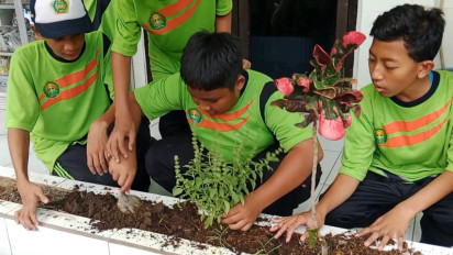 Peringati Hari Pahlawan, MTSN 3 Lakukan Gerakan Menanam Sejuta Pohon