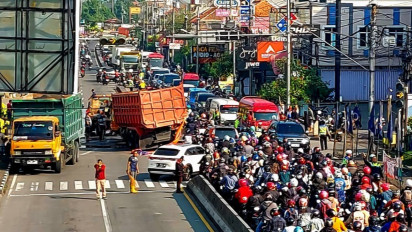 Truk Pasir Terguling usai Hindari Sepeda Motor, Jalur Bawen-Ungaran Macet Panjang