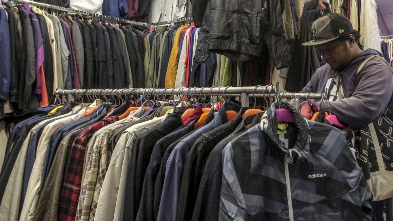 Baju Impor Masih Mambanjiri Indonesia, Industri Tekstil Kian di Ujung Tanduk?
            - galeri foto