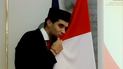 Bikin Kaget, Kevin Diks Nyanyi Lagu Indonesia Raya Saat Pengambilan Sumpah WNI Padahal Belum Resmi Debut di Skuad Garuda