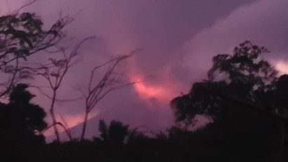 Sabtu Pagi, Gunung Lewotobi Laki-Laki Muntahkan Guguran Lava Pijar